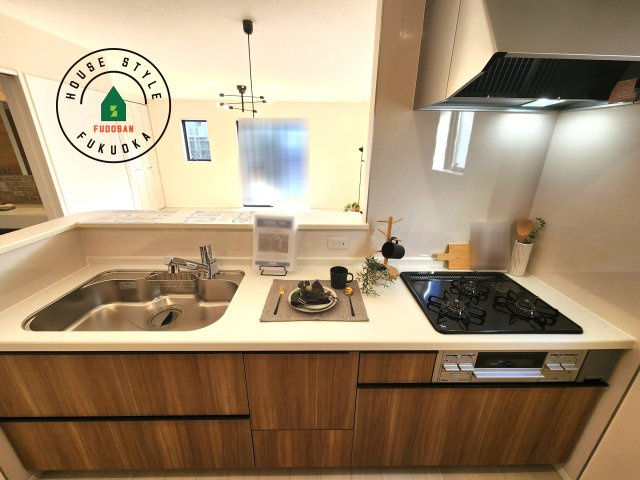 福岡市東区高美台2丁目第1-1棟（1号棟）のキッチン|ご家族を近くに感じられる対面キッチンのLDK。会話もはずみそうですね。