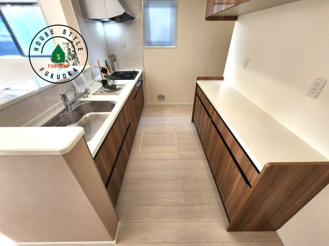 福岡市東区高美台2丁目第1-1棟（1号棟）のキッチン|ダイニングテーブルへの配膳がラクラク、お料理はかどるカウンター付きシステムキッチン！