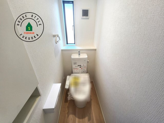 糟屋郡須恵町上須惠第4-2棟（2号棟）の内観：施工例|トイレ・ウォシュレット付。快適で衛生的な洗浄機能付温水シャワートイレです。収納や手すりもついてます。