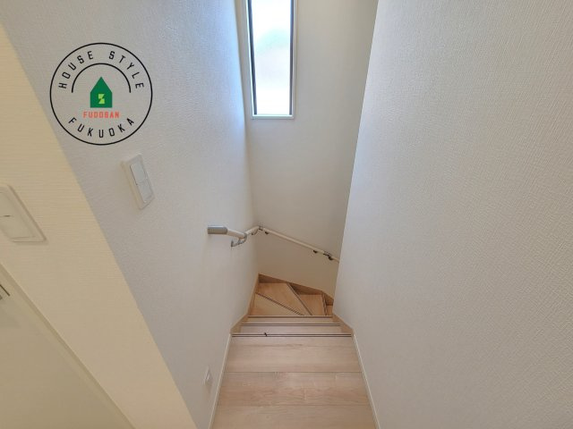 糟屋郡須恵町上須惠第4-2棟（2号棟）の内観：施工例|＜手すり付階段＞手すりがないと階段の昇り降りで危険なことはもちろん、壁に手をつきながら歩くことで壁紙が汚れやすくなります。すべての方に快適に昇り降りしていただくため、手すりを設置しました。