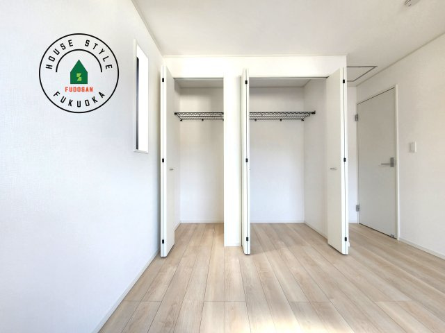 糟屋郡須恵町上須惠第4-2棟（2号棟）の内観：施工例|【WIC（ウォークインクローゼット）】 たくさんの洋服をかけてもシワになりにくいウォークインクローゼット。洋服以外にも、普段使わない家電やスーツケース、ストック品など何でも片付く嬉しい空間です。