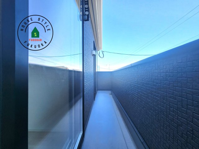 糟屋郡須恵町上須惠第4-2棟（2号棟）の外観：施工例|バルコニーに自分のこだわりをもたせる。120％自由自在のバルコニー。もちろんお洗濯物を干す、ゴミを一時保管するなどもおまかせください。バルコニーを多目的スペースとして考えてみましょう。