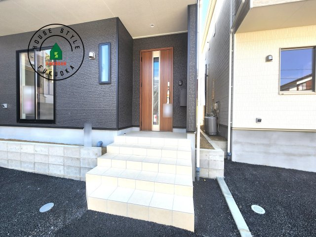 糟屋郡須恵町上須惠第4-2棟（2号棟）の外観：施工例|地盤調査済 / 玄関へ向かうまでのアプローチに漂う上質が期待感をもたせます。玄関は建物の顔。落着きを醸し出した自己主張が心に訴えてきます。