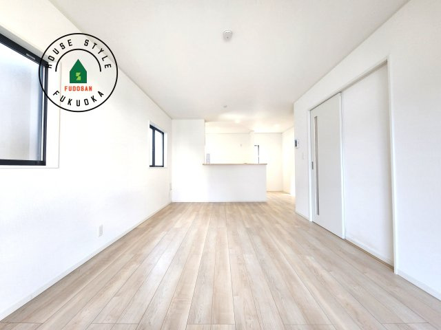 糟屋郡須恵町上須惠第4-2棟（2号棟）の洋室|キッチンからリビングをしっかり確認できます。家族の笑顔があふれる空間になりそうですね。※家具はCGを合成したものです。