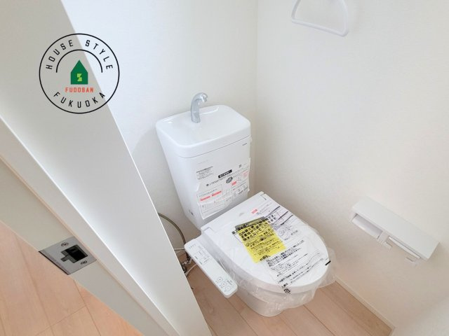 福岡市西区野方5丁目第15-2棟（1号棟）の内観：施工例|トイレ・ウォシュレット付。快適で衛生的な洗浄機能付温水シャワートイレです。収納や手すりもついてます。