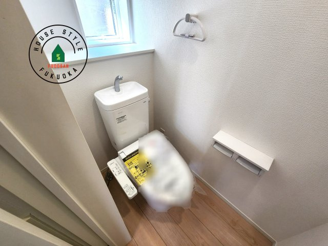 福岡市西区野方5丁目第15-2棟（1号棟）の内観：施工例|トイレ・ウォシュレット付。快適で衛生的な洗浄機能付温水シャワートイレです。収納や手すりもついてます。