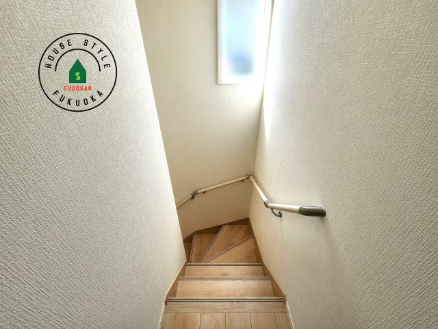 福岡市西区野方5丁目第15-2棟（1号棟）の内観：施工例|＜手すり付階段＞手すりがないと階段の昇り降りで危険なことはもちろん、壁に手をつきながら歩くことで壁紙が汚れやすくなります。すべての方に快適に昇り降りしていただくため、手すりを設置しました。