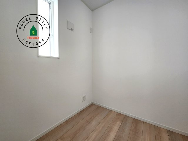 福岡市西区野方5丁目第15-2棟（1号棟）の内観：施工例|【WIC（ウォークインクローゼット）】 たくさんの洋服をかけてもシワになりにくいウォークインクローゼット。洋服以外にも、普段使わない家電やスーツケース、ストック品など何でも片付く嬉しい空間です。