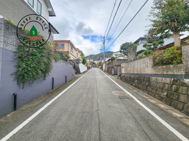 福岡市西区野方5丁目第15-2棟（1号棟）の前面道路含む現地写真|前面道路です。
