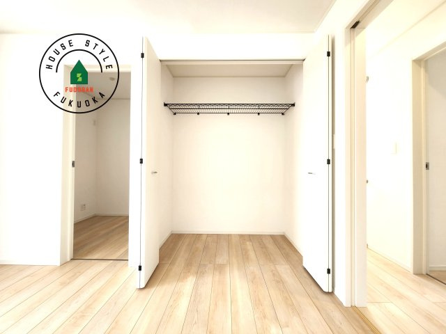 福岡市西区野方5丁目第15-2棟（1号棟）の内観：施工例|壁面クローゼットのメリットは、衣類が横一列に並ぶためひと目で洋服が選びやすいこと。衣類をたくさんお持ちの方も、限られたスペース内に無理なく収納することができます。