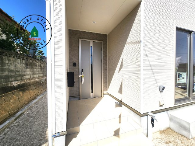 福岡市西区野方5丁目第15-2棟（1号棟）の外観：施工例|地盤調査済 / 玄関へ向かうまでのアプローチに漂う上質が期待感をもたせます。玄関は建物の顔。落着きを醸し出した自己主張が心に訴えてきます。