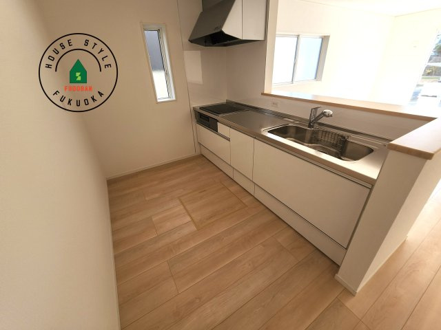 福岡市西区野方5丁目第15-2棟（1号棟）の内観：施工例|カウンターキッチンなら、リビングで遊ぶ子供の様子を見ながら料理ができるので安心です。料理を運んでもらったり、子供にお手伝いしてもらいやすいのもいいですね。