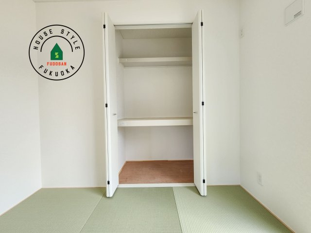 大野城市乙金台2丁目第2-1棟（1号棟）の収納|壁面クローゼットのメリットは、衣類が横一列に並ぶためひと目で洋服が選びやすいこと。衣類をたくさんお持ちの方も、限られたスペース内に無理なく収納することができます。