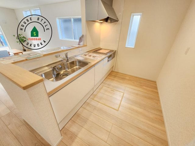 大野城市乙金台2丁目第2-1棟（1号棟）のキッチン|カウンターキッチンなら、リビングで遊ぶ子供の様子を見ながら料理ができるので安心です。料理を運んでもらったり、子供にお手伝いしてもらいやすいのもいいですね。