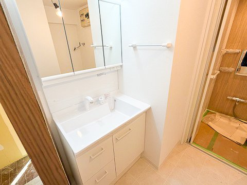 ライオンズマンション綾瀬・谷中公園305号室の洗面所