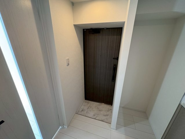 S-RESIDENCE本中山aloriaの玄関