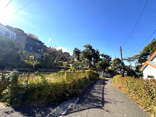 海見え！敷地より海を臨む　自然溢れる住環境の前面道路含む現地写真|前面道路
