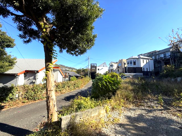 海見え！敷地より海を臨む　自然溢れる住環境の前面道路含む現地写真|前面道路