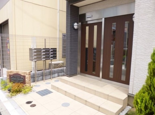 アザリアガーデン代沢のエントランス