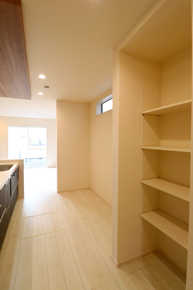 新築戸建・新築建売　郡山市静西一丁目　大成小・第七中の収納|キッチンの後ろ、洗面室の入り口には収納棚がございますので食品の保管やタオルの収納などに◎