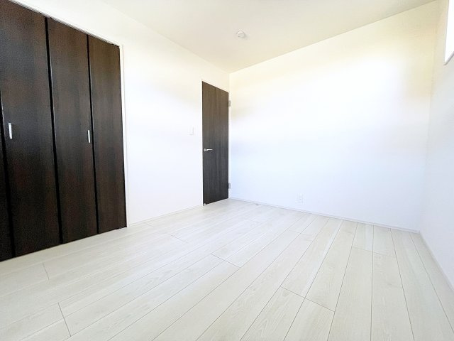 新築戸建・新築建売　郡山市静西一丁目　大成小・第七中の洋室|5.4帖の洋室はシンプルなので色々なテイストのインテリアも合いそうですね！