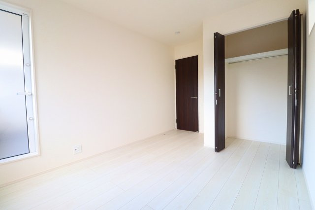 新築戸建・新築建売　郡山市静西一丁目　大成小・第七中の洋室|6帖の洋室はバルコニーへの出入りが可能！全居室収納完備なので室内もスッキリです！