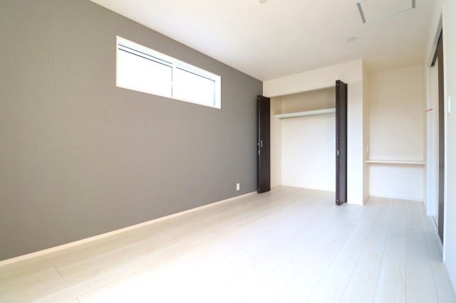 新築戸建・新築建売　郡山市静西一丁目　大成小・第七中の洋室|8帖の洋室はアクセントクロスがおしゃれ！広々としており主寝室としておすすめです！