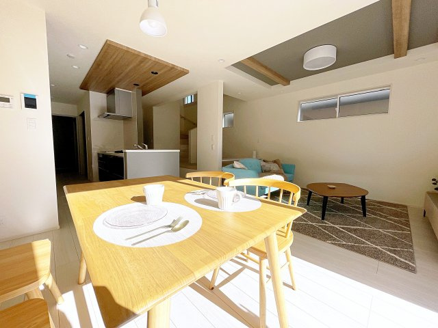 新築戸建・新築建売　郡山市静西一丁目　大成小・第七中の居間・リビング|LDKは23.2帖（マルチスキップ、洗面含む）は広々としておりマルチスキップの上部は吹抜で開放的！