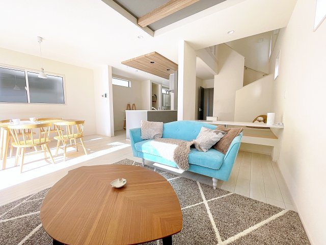 新築戸建・新築建売　郡山市静西一丁目　大成小・第七中の居間・リビング|天井デザインで空間を仕切りメリハリを演出したキッチン！リビング上部は折り上げ天井でオシャレ！