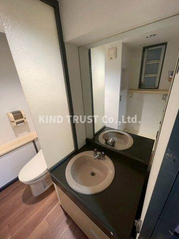 シャトー南森町の洗面所|明るい洗面所です