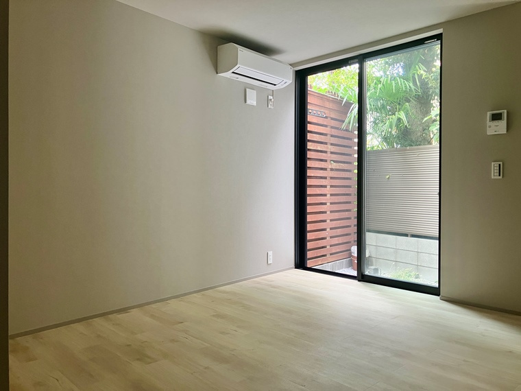 松原戸建の寝室|落ち着いた色調の寝室です