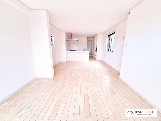 【居間・リビング】 | 北区志茂5丁目　新築戸建 | 赤羽駅も徒歩圏の４LDK＋P！延床面積103.81㎡と広々、LDKフロアに水廻り設備が集約され、導線の良い間取り♪LDK17.5帖、ルーフバルコニー付きです。