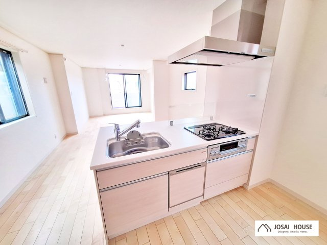 【キッチン】 | 北区志茂5丁目　新築戸建 | 赤羽駅も徒歩圏の４LDK＋P！延床面積103.81㎡と広々、LDKフロアに水廻り設備が集約され、導線の良い間取り♪LDK17.5帖、ルーフバルコニー付きです。