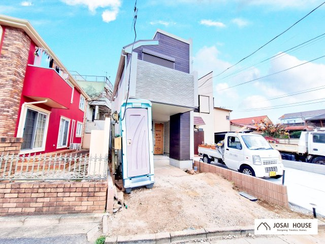 【前面道路含む現地写真】 | 北区志茂5丁目　新築戸建 | 赤羽駅も徒歩圏の４LDK＋P！延床面積103.81㎡と広々、LDKフロアに水廻り設備が集約され、導線の良い間取り♪LDK17.5帖、ルーフバルコニー付きです。