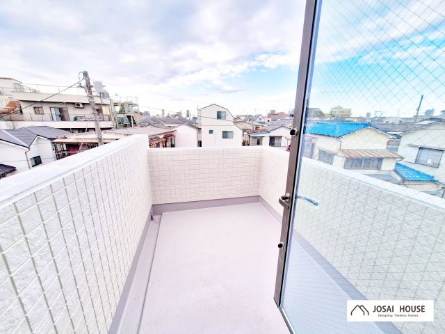 【バルコニー】 | 北区志茂5丁目　新築戸建 | 赤羽駅も徒歩圏の４LDK＋P！延床面積103.81㎡と広々、LDKフロアに水廻り設備が集約され、導線の良い間取り♪LDK17.5帖、ルーフバルコニー付きです。