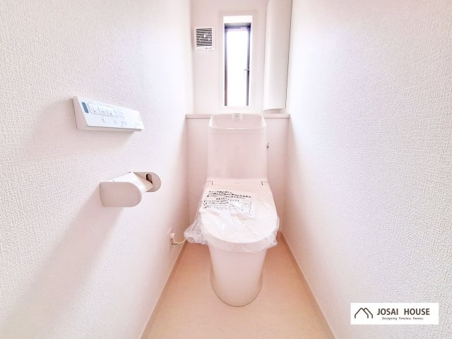 【トイレ】 | 北区志茂5丁目　新築戸建 | 赤羽駅も徒歩圏の４LDK＋P！延床面積103.81㎡と広々、LDKフロアに水廻り設備が集約され、導線の良い間取り♪LDK17.5帖、ルーフバルコニー付きです。