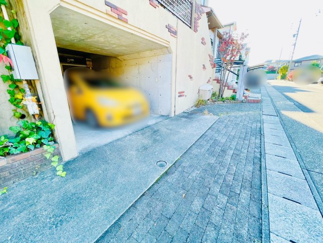 名東区梅森坂西一丁目戸建の駐車場|駐車スペース2台有(1台分は車庫)※車種による