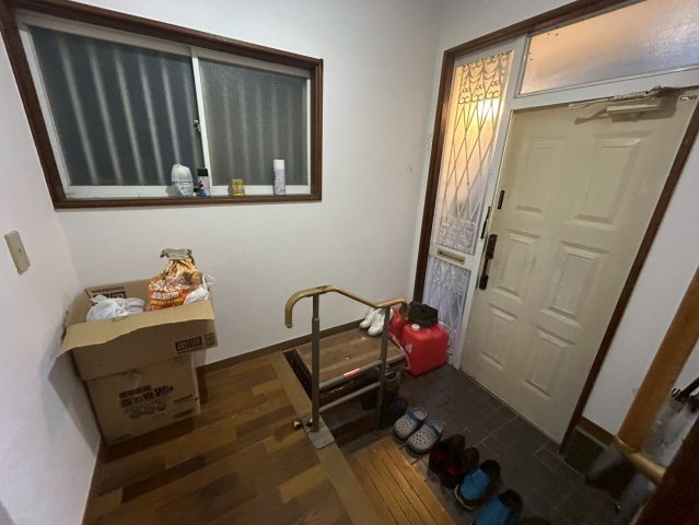 成田市吉岡　中古戸建の玄関