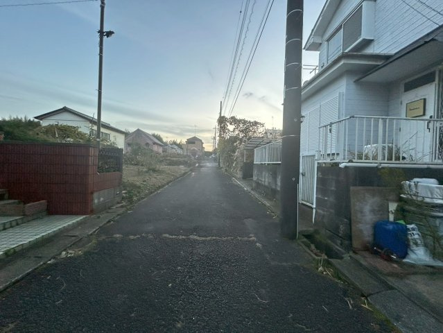 成田市吉岡　中古戸建の前面道路含む現地写真