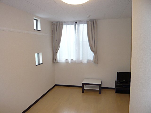 レオネクスト川原のその他|テレビ・テーブル・カーテン設置済み