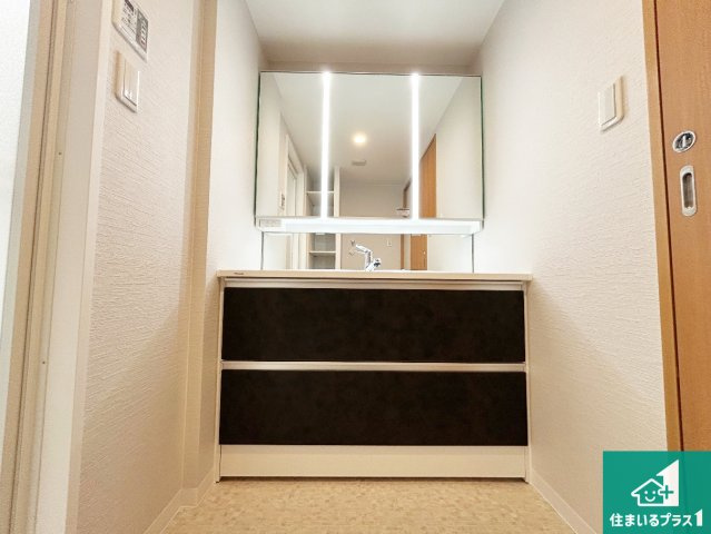 ルネシエスタB棟の独立洗面台|清潔感のある洗面台です。フラットな鏡は掃除がしやすく毎日清潔！鏡裏には収納があるのでスッキリとした洗面台が保てます。