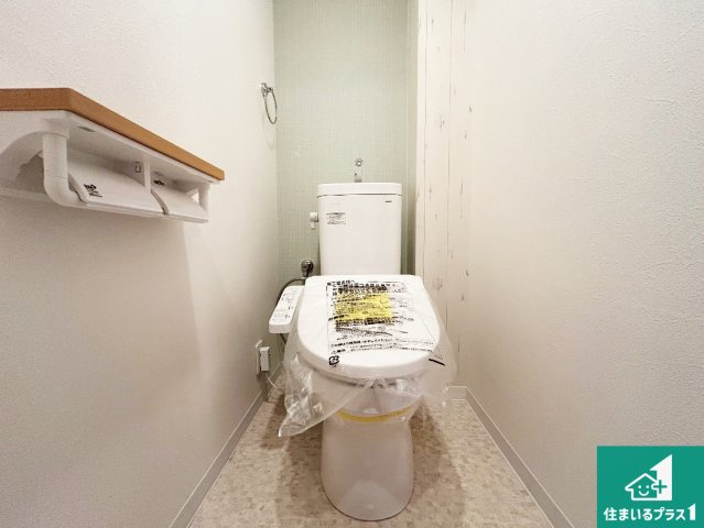 ルネシエスタB棟のトイレ|シャワー洗浄機能付トイレは標準仕様。冬場は暖かシートヒーターも装備！
表面コートでキレイ長持ち！省エネ節水仕様の温水洗浄トイレ！