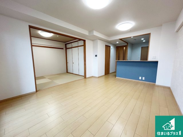 ルネシエスタB棟の居間・リビング|シンプルなリビングは、ソファーを置いたり、観葉植物を置いたり、家具の配置やインテリアで住む人のこだわりを活かすゆとりある空間にしてください♪