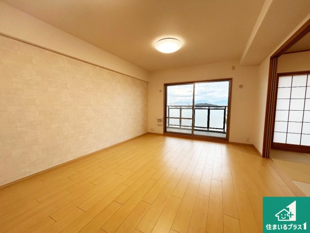 ルネシエスタB棟の居間・リビング|太陽の光が差し込むとっても明るいリビング！思わず微笑みたくなる居心地の良さ。家族団らんの時間も増えそうなくつろぎのＬＤＫで、住む人のこだわりを活かすゆとりある空間♪