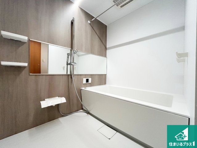 ルネシエスタB棟の浴室|足をゆったり伸ばして一日の疲れを癒してくれる浴槽。窓は少し高めに設置することで、外部からの視線も気にならない設計にし、かつ差し込む光が明るく穏やかな雰囲気にしてくれます！