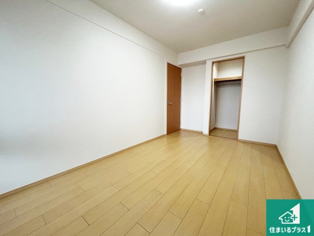 ルネシエスタB棟の洋室|ナチュラル感のある洋室は、自分好みのインテリアが楽しめます♪ご家族とインテリアや家具を選びに行くのは購入時の醍醐味の一つです。ぜひお楽しみください♪