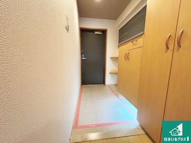 ルネシエスタB棟の玄関|ご家族皆様の靴もたっぷり収まる大容量の玄関収納を設けました。見た目もスッキリ綺麗な玄関に！