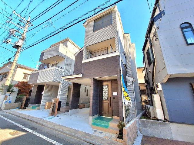 【前面道路含む現地写真】 | 板橋区蓮沼町　新築戸建 | 駅徒歩7分、LDKフロアに水廻り設備が集約された４LDK＋P！LDK19.1帖、主寝室8帖、全室6帖以上です♪♪