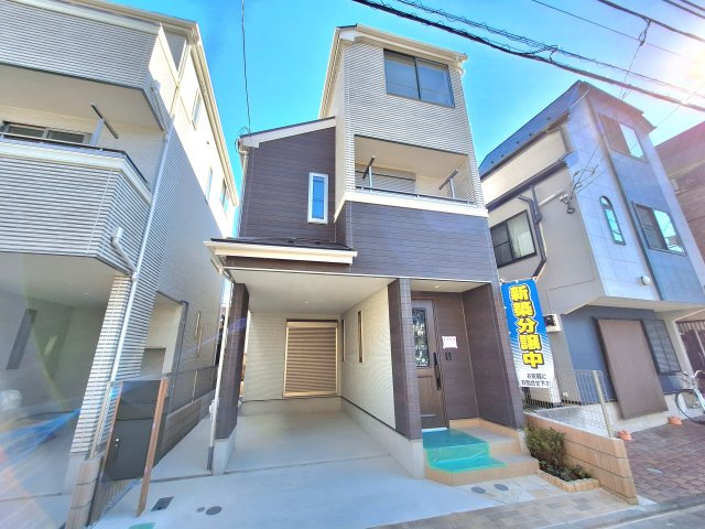 【前面道路含む現地写真】 | 板橋区蓮沼町　新築戸建 | 駅徒歩7分、LDKフロアに水廻り設備が集約された４LDK＋P！LDK19.1帖、主寝室8帖、全室6帖以上です♪♪