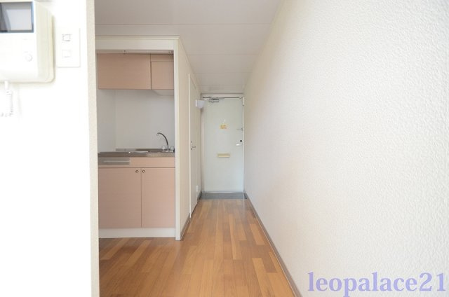 レオパレスＩＮＯＷの玄関